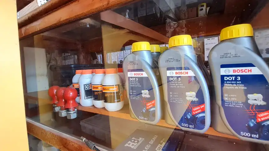 Fluido de freio Bosch DOT 3 e outros produtos no expositor da loja